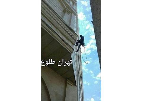 کار در ارتفاع و پیچ و رولپلاک سنگ نمای ساختمان
